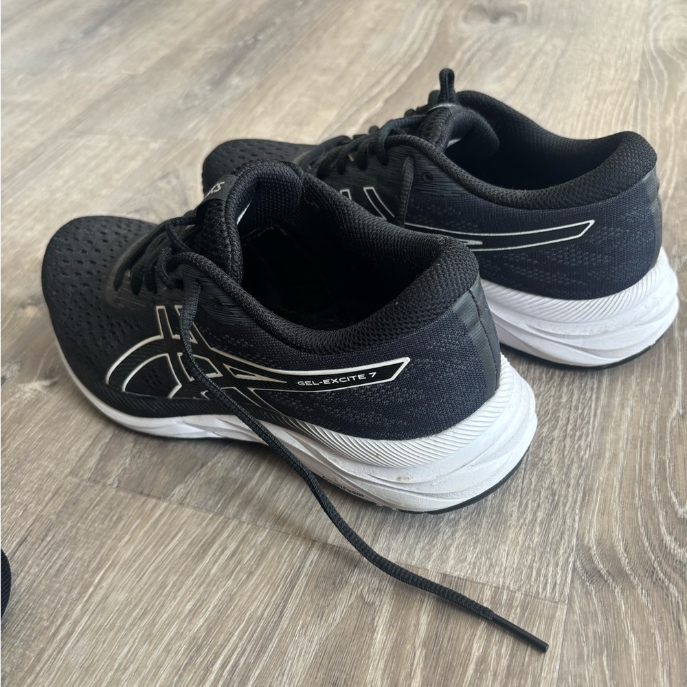 ASICS Gel-Excite 7 Black and White Sneakers